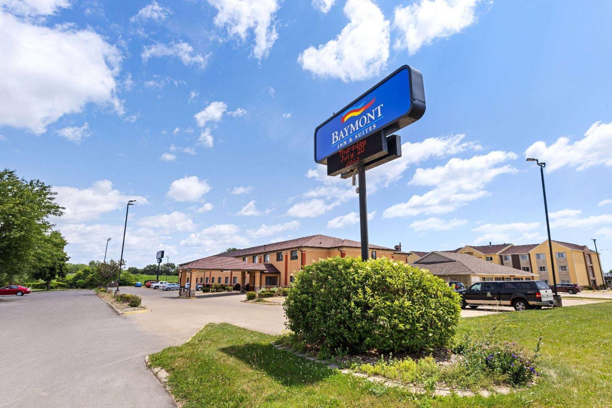 Baymont By Wyndham Waterloo Exterior foto