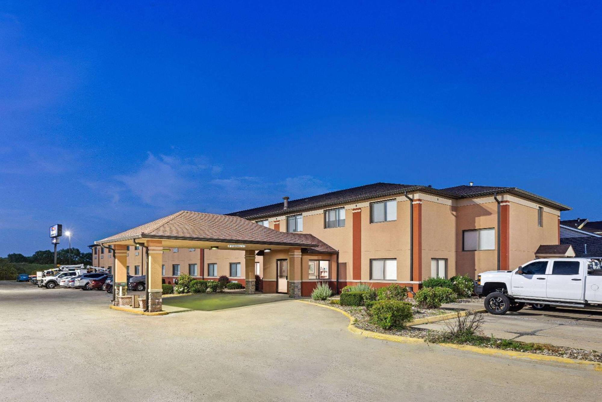 Baymont By Wyndham Waterloo Exterior foto